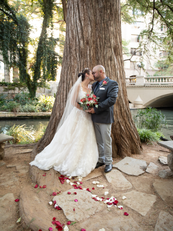 Everlasting Elopements couple kissing in front of a big tree and a river at Marriage Island 